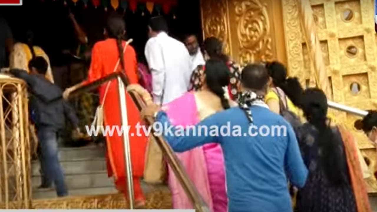 Vaikuntha Ekadashi: ಬೆಂಗಳೂರು ರಾಜಾಜಿನಗರದ ಇಸ್ಕಾನ್ ದೇವಸ್ಥಾನಕ್ಕೆ ಹರಿದು ಬರುತ್ತಿರುವ ಭಕ್ತಸಾಗರ Vaikuntha Ekadashi: ಬೆಂಗಳೂರು ರಾಜಾಜಿನಗರದ ಇಸ್ಕಾನ್ ದೇವಸ್ಥಾನಕ್ಕೆ ಹರಿದು ಬರುತ್ತಿರುವ ಭಕ್ತಸಾಗರ