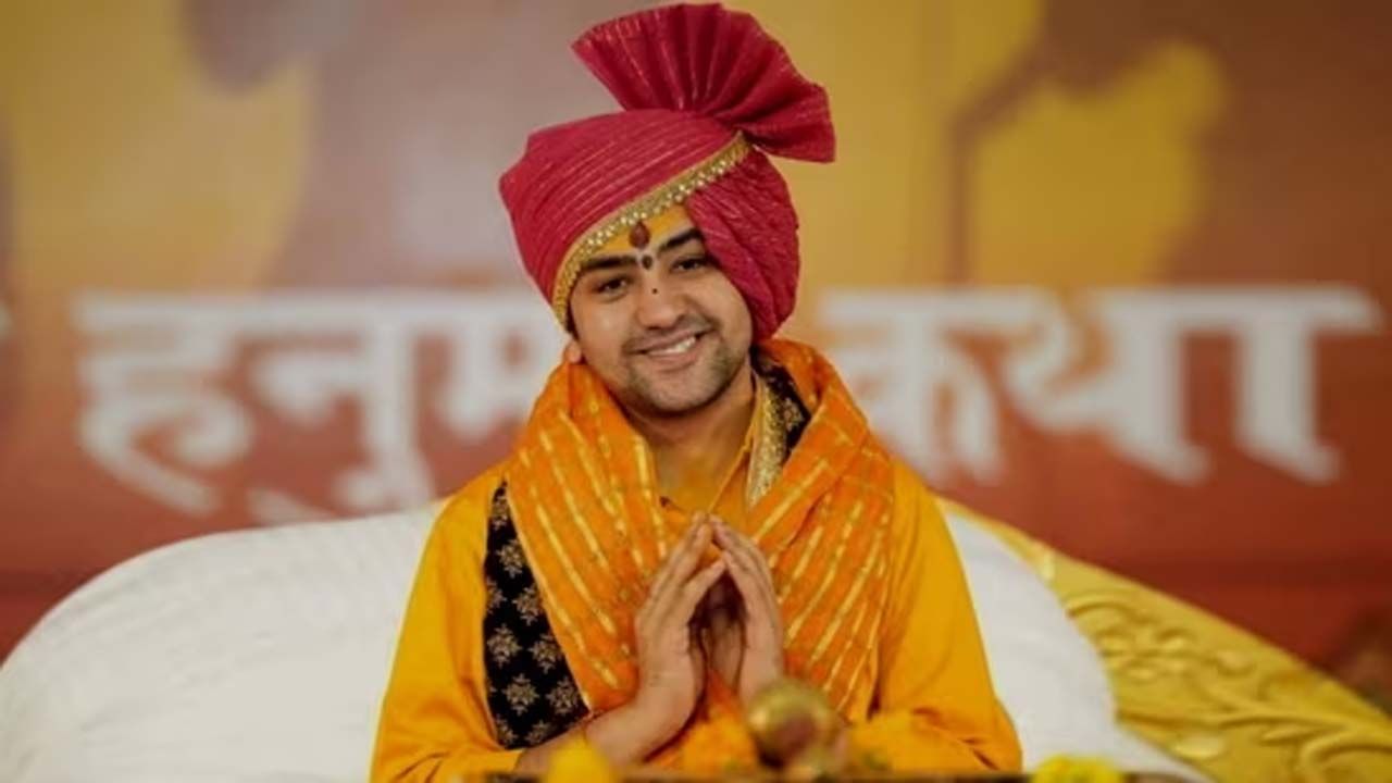 Bageshwar Dham Sarkar: ಸ್ವಯಂಘೋಷಿತ ದೇವಮಾನವ ಧಿರೇಂದ್ರ ಕೃಷ್ಣ ಶಾಸ್ತ್ರಿ ಯಾರು, ಯಾಕೆ ಅವರು ಟ್ರೆಂಟ್ ಅಗುತ್ತಿದ್ದಾರೆ ಅಂತ ಗೊತ್ತಾ? Bageshwar Dham Sarkar: ಸ್ವಯಂಘೋಷಿತ ದೇವಮಾನವ ಧಿರೇಂದ್ರ ಕೃಷ್ಣ ಶಾಸ್ತ್ರಿ ಯಾರು, ಯಾಕೆ ಅವರು ಟ್ರೆಂಟ್ ಅಗುತ್ತಿದ್ದಾರೆ ಅಂತ ಗೊತ್ತಾ?