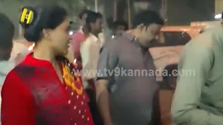 PSI Recruitment Scam: ಕಲಬುರಗಿ ಜೈಲಿನಿಂದ ಹೊರಬಂದ ದಿವ್ಯಾ; ಅಭಿಮಾನಿಗಳಿಂದ ಪಟಾಕಿ ಸಿಡಿಸಿ ಸಂಭ್ರಮ! PSI Recruitment Scam: ಕಲಬುರಗಿ ಜೈಲಿನಿಂದ ಹೊರಬಂದ ದಿವ್ಯಾ; ಅಭಿಮಾನಿಗಳಿಂದ ಪಟಾಕಿ ಸಿಡಿಸಿ ಸಂಭ್ರಮ!