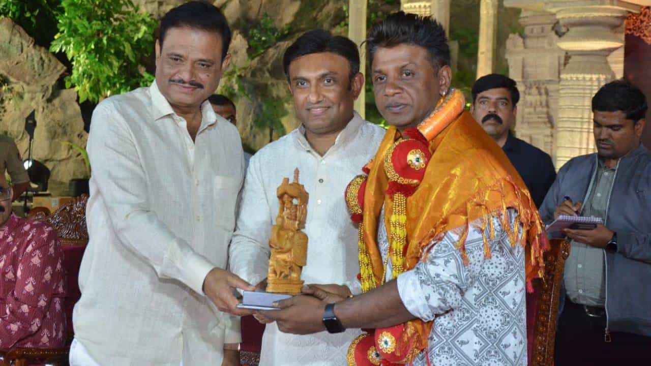 Chikkaballapur Utsav: ವೇದಿಕೆ ಮೇಲೆ ಸಚಿವ ಸುಧಾಕರ್ರನ್ನು ಕೊಂಡಾಡಿದ ನಟ ದುನಿಯಾ ವಿಜಯ್! Chikkaballapur Utsav: ವೇದಿಕೆ ಮೇಲೆ ಸಚಿವ ಸುಧಾಕರ್ರನ್ನು ಕೊಂಡಾಡಿದ ನಟ ದುನಿಯಾ ವಿಜಯ್!