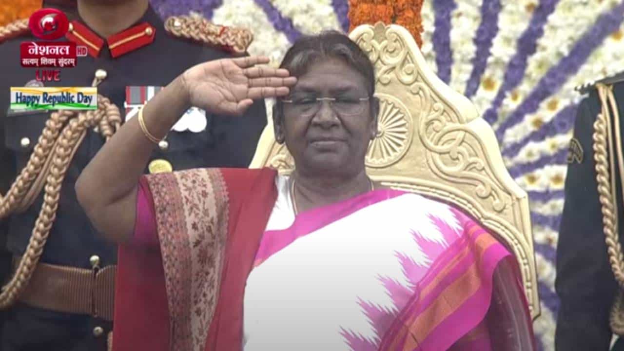ದೆಹಲಿಯ ಕರ್ತವ್ಯಪಥ್ ನಲ್ಲಿ ನಡೆದ ಗಣರಾಜೋತ್ಸವ ಪರೇಡ್ನಲ್ಲಿ ನಾರಿ ಶಕ್ತಿ ಪರಿಕಲ್ಪನೆಯ ಕರ್ನಾಟಕದ ಸ್ತಬ್ಧ ಚಿತ್ರ
ಪ್ರದರ್ಶನಗೊಂಡಿದೆ. ರಾಷ್ಟ್ರಪತಿ ದ್ರೌಪದಿ ಮುರ್ಮು ಅವರು ಇದೇ ಮೊದಲ ಬಾರಿಗೆ ಕರ್ತವ್ಯಪಥದಲ್ಲಿ 74ನೇ ಗಣರಾಜ್ಯೋತ್ಸವದ ಧ್ವಜಾರೋಹಣ ನೆರವೇರಿಸಿದ್ದಾರೆ.