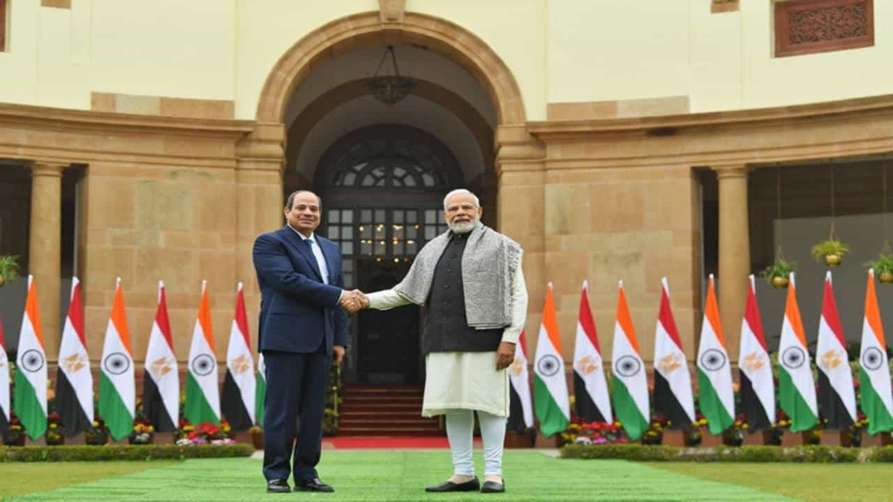 Suez Canal: ಸುಯೆಜ್ ಕಾಲುವೆ ಎಸ್ಇಝಡ್ನಲ್ಲಿ ಭಾರತದ ಉದ್ಯಮಗಳಿಗೆ ಜಾಗ ನೀಡಲು ಮುಂದಾದ ಈಜಿಪ್ಟ್; ಭಾರತಕ್ಕಿದೆ ಭಾರೀ ಪ್ರಯೋಜನ Suez Canal: ಸುಯೆಜ್ ಕಾಲುವೆ ಎಸ್ಇಝಡ್ನಲ್ಲಿ ಭಾರತದ ಉದ್ಯಮಗಳಿಗೆ ಜಾಗ ನೀಡಲು ಮುಂದಾದ ಈಜಿಪ್ಟ್; ಭಾರತಕ್ಕಿದೆ ಭಾರೀ ಪ್ರಯೋಜನ