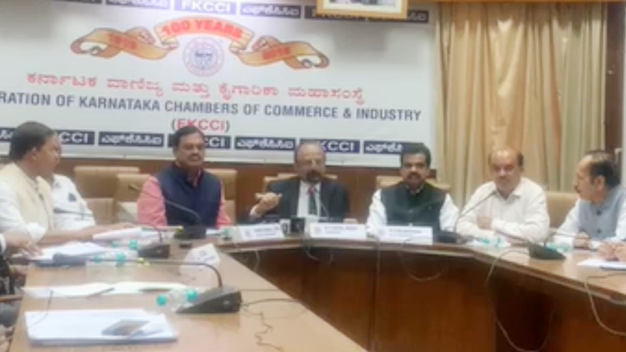 Electricity Rate Hike: ವಿದ್ಯುತ್ ದರ ಏರಿಕೆಗೆ ಎಸ್ಕಾಂ ಪ್ರಸ್ತಾವನೆ: ಬೆಸ್ಕಾಂ ಹಾಗೂ ಇಂಧನ ಇಲಾಖೆ ನಡೆಗೆ FKCCI ವಿರೋಧ Electricity Rate Hike: ವಿದ್ಯುತ್ ದರ ಏರಿಕೆಗೆ ಎಸ್ಕಾಂ ಪ್ರಸ್ತಾವನೆ: ಬೆಸ್ಕಾಂ ಹಾಗೂ ಇಂಧನ ಇಲಾಖೆ ನಡೆಗೆ FKCCI ವಿರೋಧ