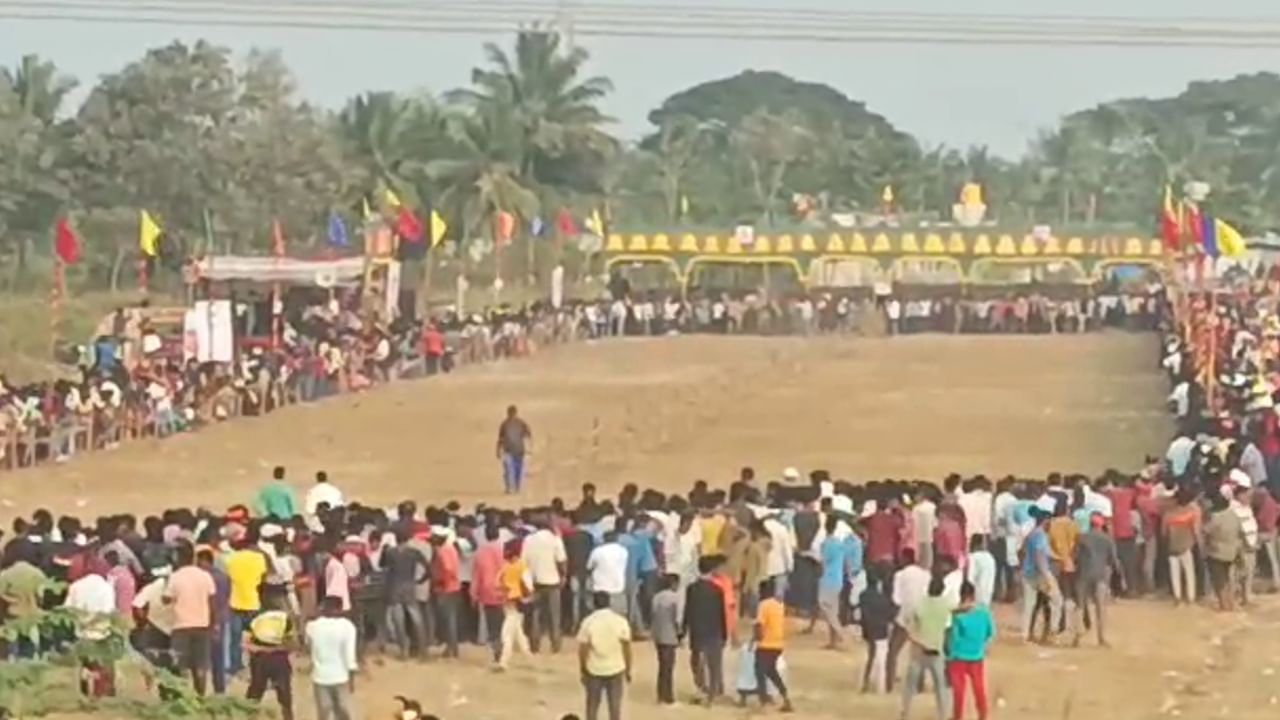 ವಿಡಿಯೋ ಇದೆ! ಚಿಕ್ಕಮಂಡ್ಯದಲ್ಲಿ ಸಾವಿನ ಬಂಡಿ ಓಟ: ಪ್ರೇಕ್ಷಕರ ಮೇಲೆ ನುಗ್ಗಿದ ಎತ್ತಿನ ಬಂಡಿ, ಸ್ಥಳದಲ್ಲೇ ಉಸಿರು ಚೆಲ್ಲಿದ ರೈತ ವಿಡಿಯೋ ಇದೆ! ಚಿಕ್ಕಮಂಡ್ಯದಲ್ಲಿ ಸಾವಿನ ಬಂಡಿ ಓಟ: ಪ್ರೇಕ್ಷಕರ ಮೇಲೆ ನುಗ್ಗಿದ ಎತ್ತಿನ ಬಂಡಿ, ಸ್ಥಳದಲ್ಲೇ ಉಸಿರು ಚೆಲ್ಲಿದ ರೈತ