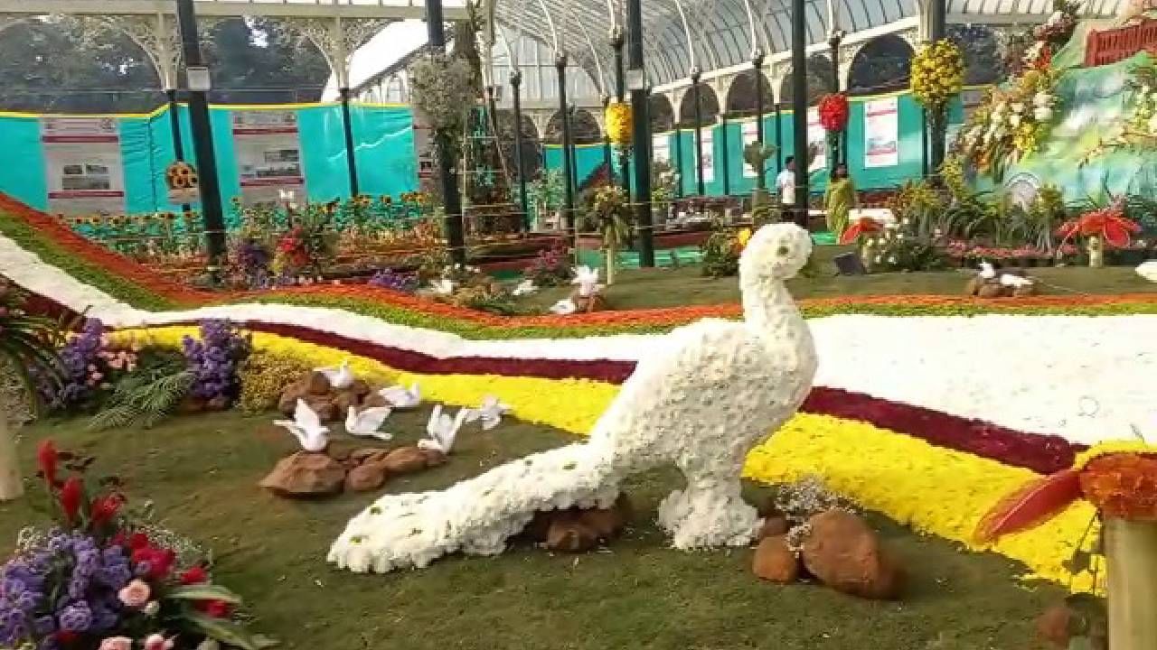 Lalbagh Flower Show: ಪುಷ್ಪಾರ್ಚನೆ ಮಾಡುವ ಮೂಲಕ ಲಾಲ್​ಬಾಗ್​ನಲ್ಲಿ ಫಲಪುಷ್ಪ ಪ್ರದರ್ಶನ ಉದ್ಘಾಟಿಸಿದ ಸಿಎಂ ಬಸವರಾಜ ಬೊಮ್ಮಾಯಿ