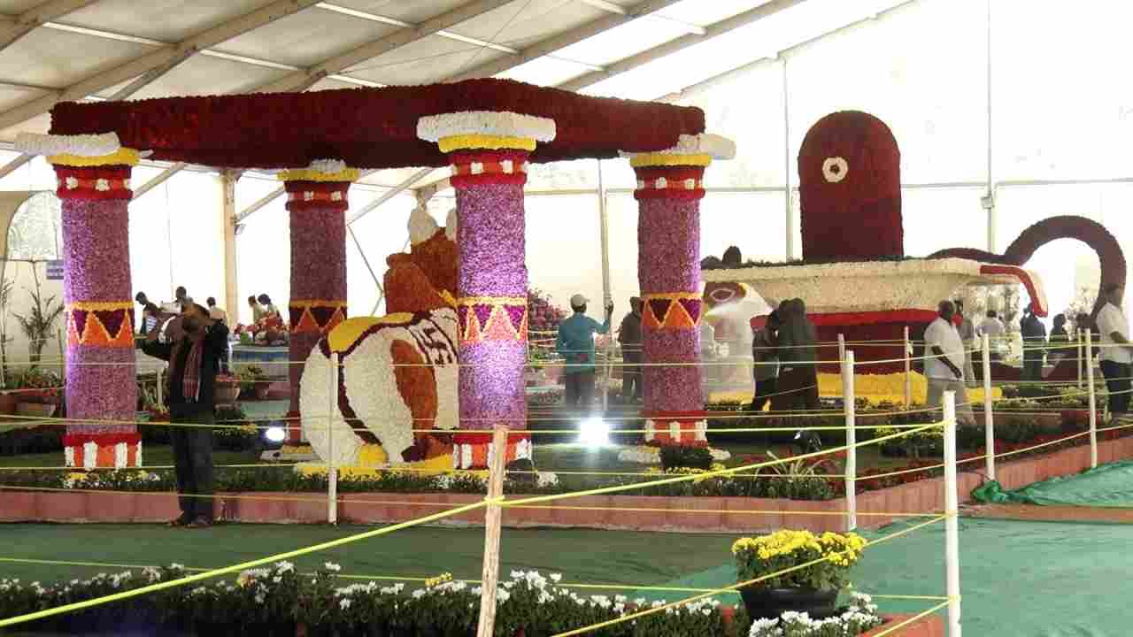 Chikkaballapur Utsav flower temple, shiva linga are attracting people 