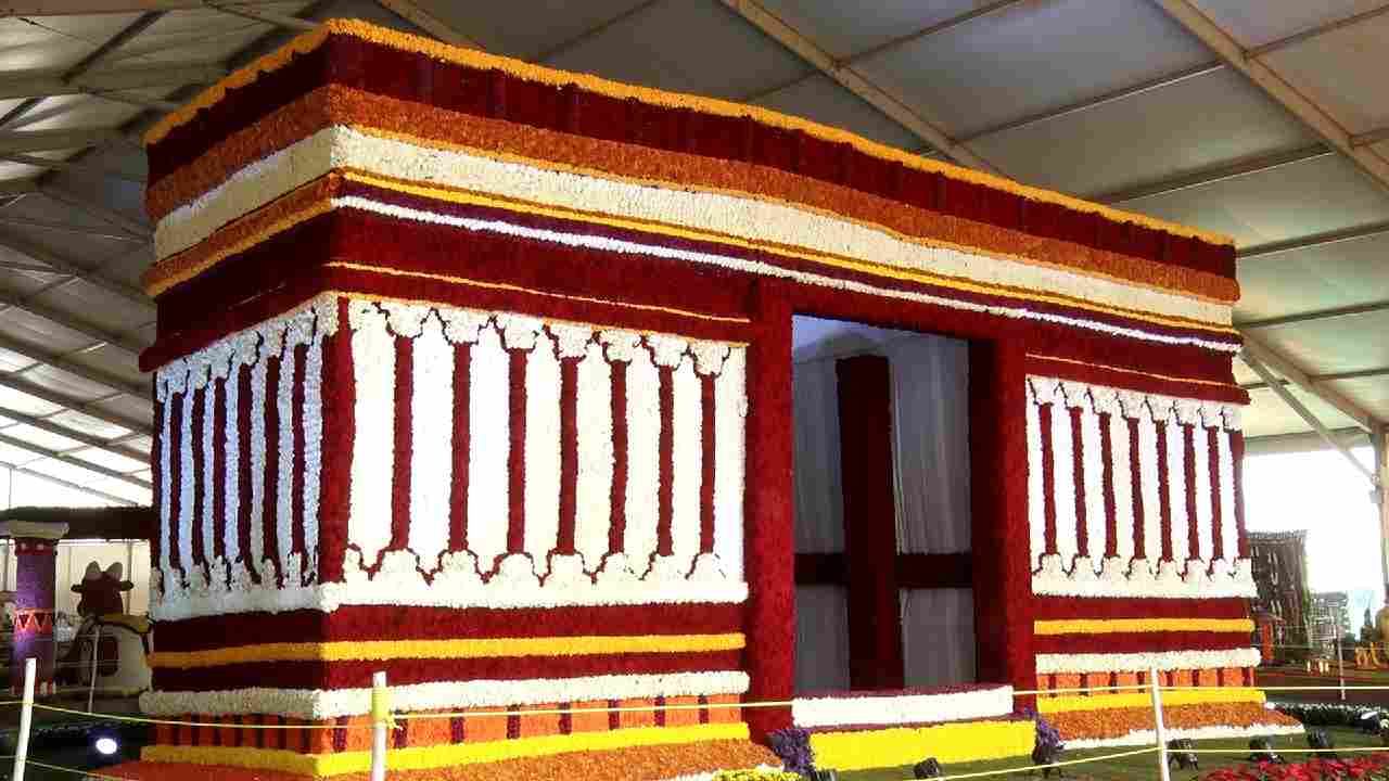 Chikkaballapur Utsav flower temple, shiva linga are attracting people 