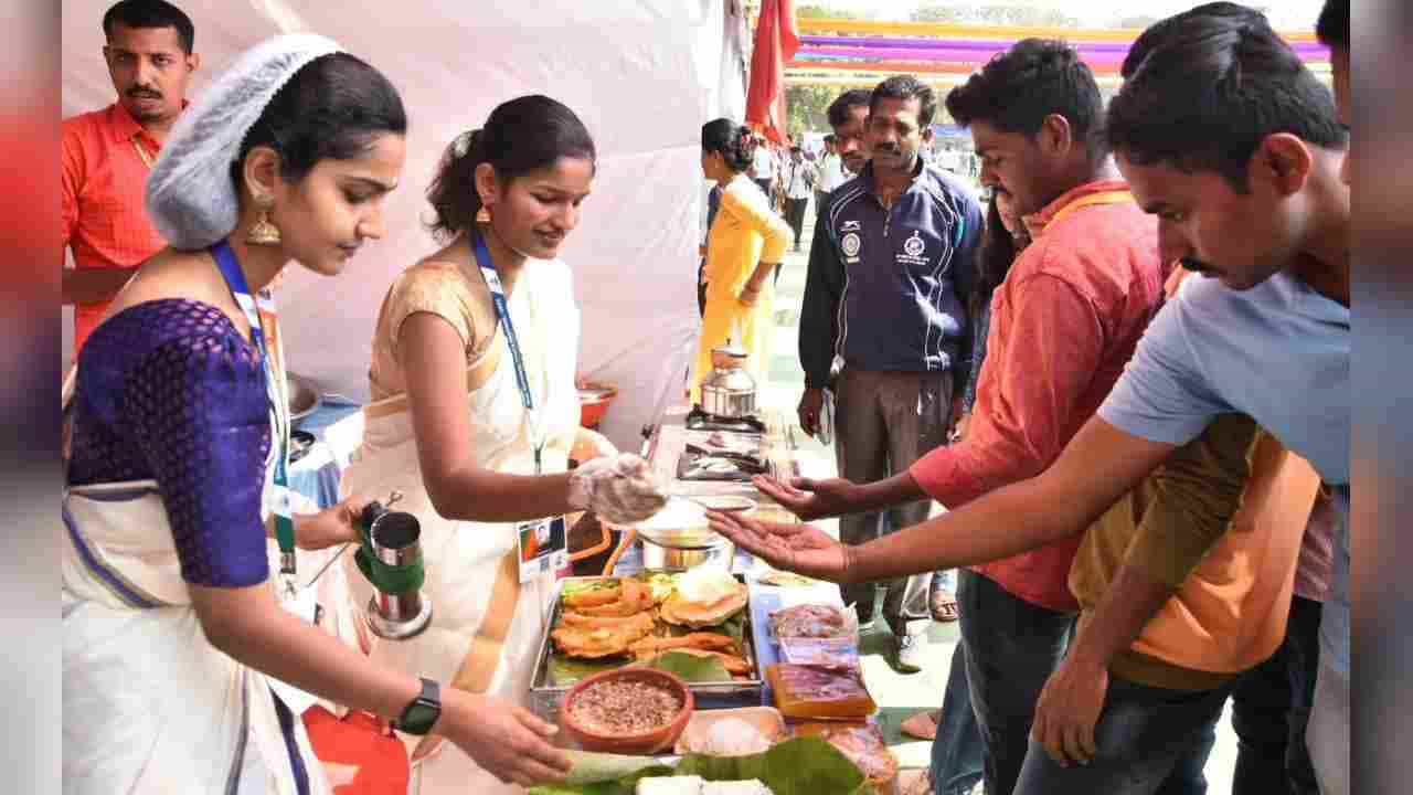 National Youth Fest: ಧಾರವಾಡ ಕೆ.ಸಿ.ಡಿ ಕ್ರೀಡಾಂಗಣದಲ್ಲಿ ಆಹಾರ ಮೇಳ, ಒಂದೇ ಸೂರಿನಡಿ ದೇಶದ ಎಲ್ಲಾ ರಾಜ್ಯಗಳ ತಿಂಡಿ ತಿನಿಸು National Youth Fest: ಧಾರವಾಡ ಕೆ.ಸಿ.ಡಿ ಕ್ರೀಡಾಂಗಣದಲ್ಲಿ ಆಹಾರ ಮೇಳ, ಒಂದೇ ಸೂರಿನಡಿ ದೇಶದ ಎಲ್ಲಾ ರಾಜ್ಯಗಳ ತಿಂಡಿ ತಿನಿಸು