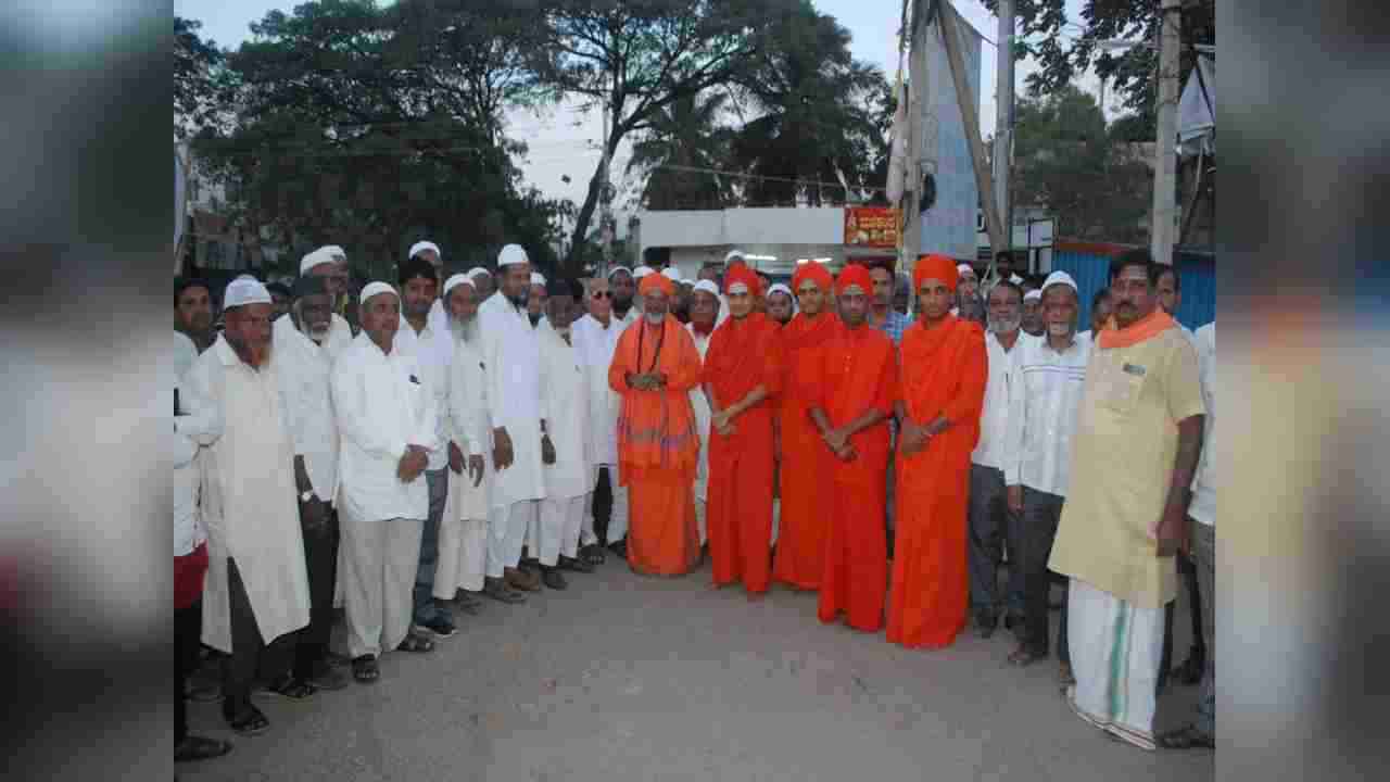 ಗದಗ: ಸರ್ವಧರ್ಮ ಸಮನ್ವಯದ ಸಂಕ್ರಾಂತಿ ಆಚರಣೆ; ಹಾಲಕೆರೆ ಮಠದ ಆನಂದಾಶ್ರಮದಲ್ಲಿ ಇಸ್ಲಾಂ ಧರ್ಮದವರಿಂದ ದಾಸೋಹ