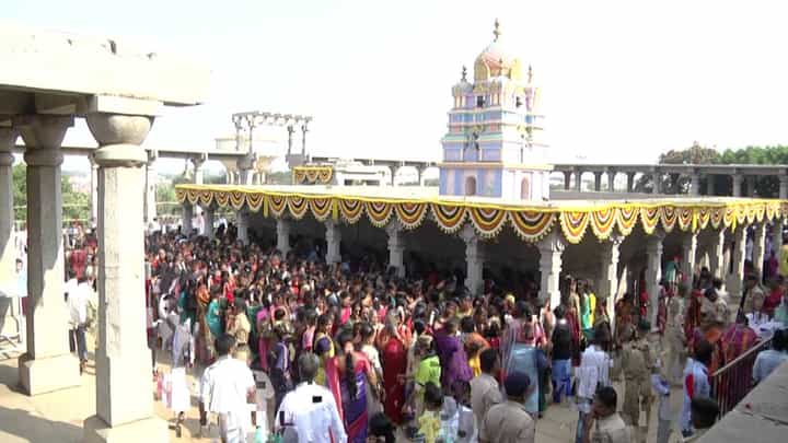 Gavisiddeshwara Mattu Jatre: ಕೊಪ್ಪಳ ಗವಿಮಠ ಜಾತ್ರೆಯಲ್ಲಿ ಲಕ್ಷಾಂತರ ಭಕ್ತರಿಗೆ ಅನ್ನದಾಸೋಹ Gavisiddeshwara Mattu Jatre: ಕೊಪ್ಪಳ ಗವಿಮಠ ಜಾತ್ರೆಯಲ್ಲಿ ಲಕ್ಷಾಂತರ ಭಕ್ತರಿಗೆ ಅನ್ನದಾಸೋಹ