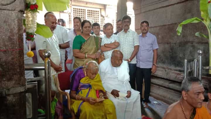 ಚಾಮುಂಡಿ ಬೆಟ್ಟದಲ್ಲಿ ಚಂಡಿಕಾ ಹೋಮ ನೆರವೇರಿಸಿದ ಹೆಚ್ಡಿ ದೇವೇಗೌಡ ದಂಪತಿ ಚಾಮುಂಡಿ ಬೆಟ್ಟದಲ್ಲಿ ಚಂಡಿಕಾ ಹೋಮ ನೆರವೇರಿಸಿದ ಹೆಚ್ಡಿ ದೇವೇಗೌಡ ದಂಪತಿ