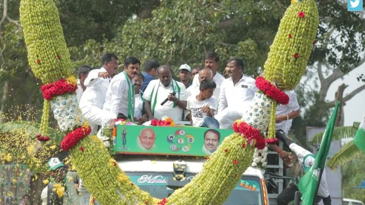 ಇಂದು ಇಂಡಿ ವಿಧಾನಸಭಾ ಮತಕ್ಷೇತ್ರದಲ್ಲಿ ಸಂಚರಿಸಿತು. ಮತಕ್ಷೇತ್ರದ ಚಿಕ್ಕಮಣ್ಣೂರ ಕ್ರಾಸ್ ಮೂಲಕ ಅಗರಖೇಡದವರೆಗೆ ರೋಡ್ ಶೋ ನಡೆಯಿತು. ಆ ವೇಳೆ ಎಚ್ ಡಿ ಕುಮಾರಸ್ವಾಮಿ ಅವರಿಗೆ ರೈತರು ತಾವು ಬೆಳೆದ ವಿವಿಧ ತರಕಾರಿಗಳು, ಹಣ್ಣುಗಳಿಂದ ಮಾಡಿದ ಬೃಹತ್ ಹಾರಗಳನ್ನು ಕ್ರೇನ್ ಮೂಲಕ ಹಾಕಿ, ತಮ್ಮ ಅಭಿಮಾನ ಮೆರೆದರು.
