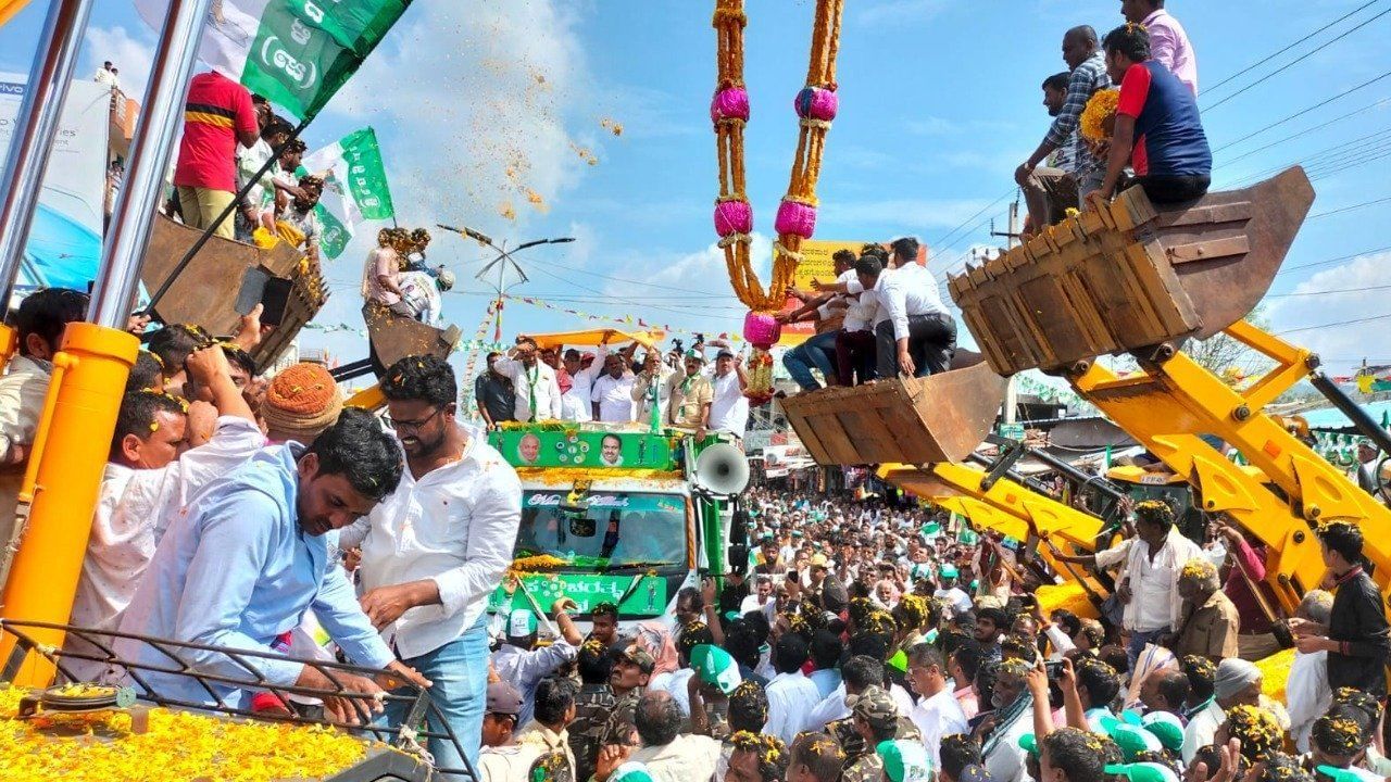 ಕ್ರೇನ್ ಮೂಲಕ ಬೃಹತ್ ಮಾಲೆ ಹಾಕಿ ಸ್ಥಳೀಯರು ಹಾಗೂ ಕಾರ್ಯಕರ್ತರು ಭವ್ಯ ಸ್ವಾಗತ ಕೋರಿದರು.