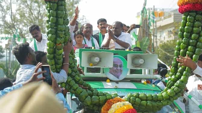 ಜೆಡಿಎಸ್ ಪಂಚರತ್ನ ರಥಯಾತ್ರೆ: ಹೆಚ್ ಡಿ ಕುಮಾರಸ್ವಾಮಿಗೆ ದಪ್ಪಮೆಣಸಿನಕಾಯಿ ಬೃಹತ್ ಹಾರ ಹಾಕಿದ ರೈತರು