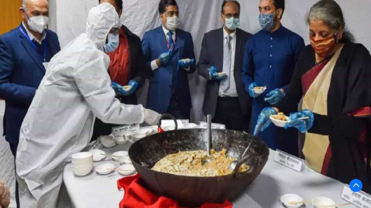 Halwa Ceremony: ಕಳೆದ ಬಾರಿ ಕೈಬಿಟ್ಟಿದ್ದ ‘ಹಲ್ವಾ' ಈ ಬಾರಿ ವಿತರಣೆಯಾಗುತ್ತಾ? ಏನಿದು ಬಜೆಟ್ ಹಲ್ವಾ ಸಮಾರಂಭ? Halwa Ceremony: ಕಳೆದ ಬಾರಿ ಕೈಬಿಟ್ಟಿದ್ದ ‘ಹಲ್ವಾ' ಈ ಬಾರಿ ವಿತರಣೆಯಾಗುತ್ತಾ? ಏನಿದು ಬಜೆಟ್ ಹಲ್ವಾ ಸಮಾರಂಭ?