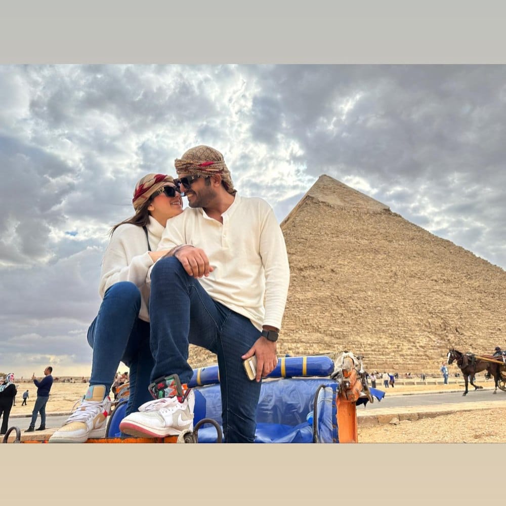 ನಟಿ ಹನ್ಸಿಕಾ ಮೋಟ್ವಾನಿ ಅವರು 2022ರಲ್ಲಿ ಮದುವೆ ಆಗಿದ್ದರು. ಹನ್ಸಿಕಾ ಅವರು ಈಗ ಪತಿ ಸೋಹೇಲ್ ಕತೂರಿಯಾ ಜತೆ ಈಜಿಪ್ಟ್ ಪ್ರವಾಸ ಮಾಡಿದ್ದಾರೆ. ಈ ಫೋಟೋಗಳನ್ನು ಅವರು ಹಂಚಿಕೊಂಡಿದ್ದಾರೆ.