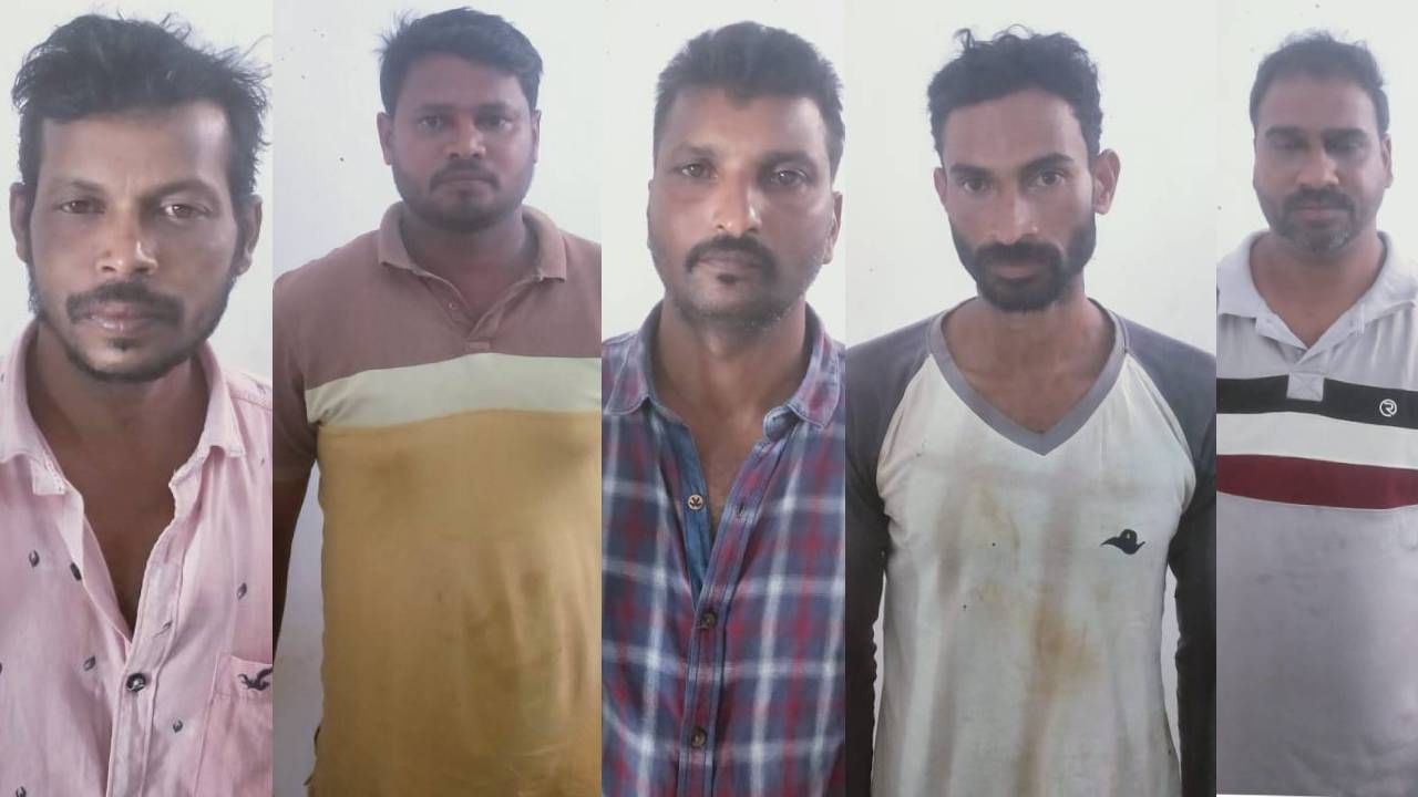 Hassan: ಕಾಫಿ ಬೀಜ ಕದ್ದನೆಂದು ಆರೋಪಿಸಿ ಮರಕ್ಕೆ ಕಟ್ಟಿ ಹಾಕಿ ದಲಿತ ಯುವಕನ ಮೇಲೆ ಮನಬಂದಂತೆ ದೌರ್ಜನ್ಯ, ಐವರು ಅರೆಸ್ಟ್ Hassan: ಕಾಫಿ ಬೀಜ ಕದ್ದನೆಂದು ಆರೋಪಿಸಿ ಮರಕ್ಕೆ ಕಟ್ಟಿ ಹಾಕಿ ದಲಿತ ಯುವಕನ ಮೇಲೆ ಮನಬಂದಂತೆ ದೌರ್ಜನ್ಯ, ಐವರು ಅರೆಸ್ಟ್