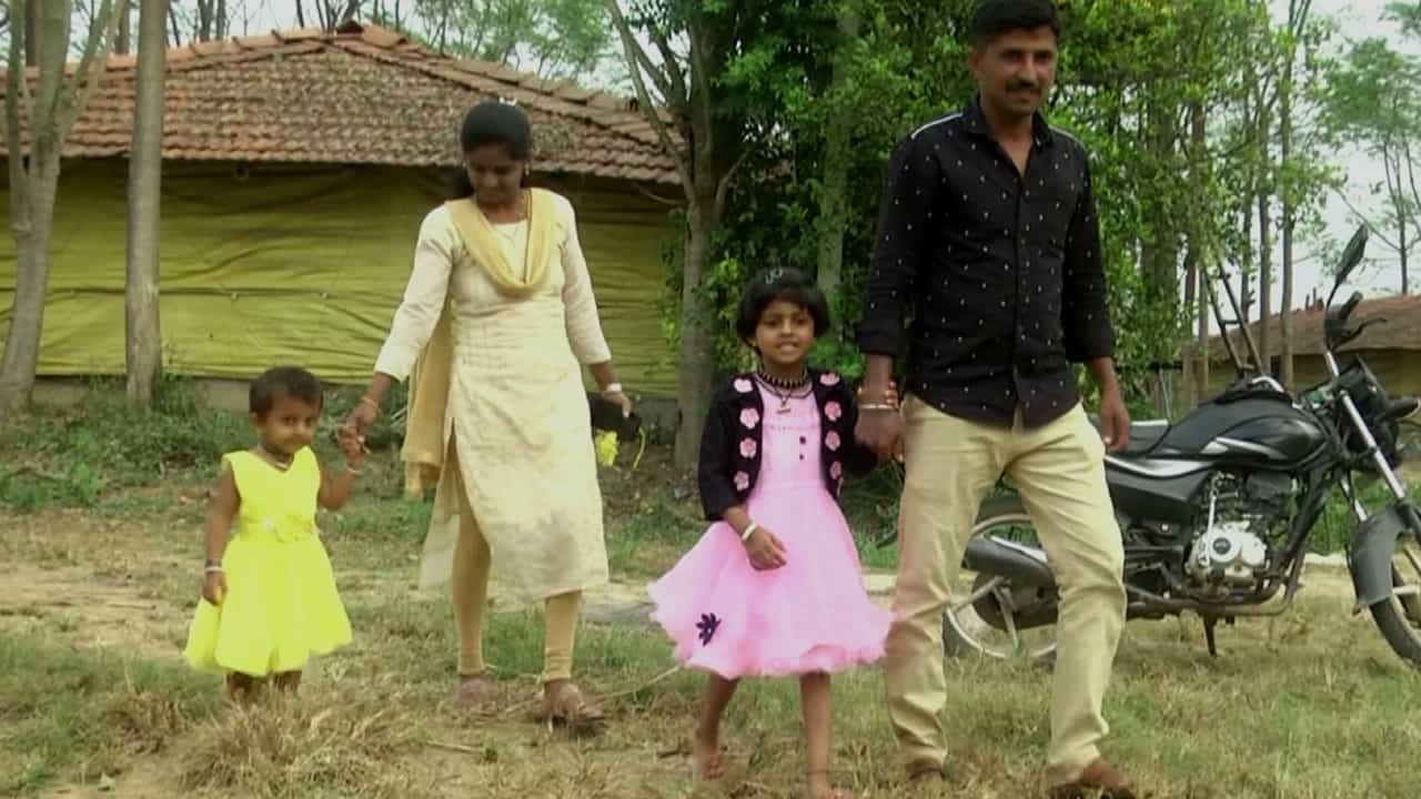 ಮಕ್ಕಳ ಕೈಗೆ ಮೊಬೈಲ್ ಕೊಡದೆ ಅವರಲ್ಲಿದ್ದ ಪ್ರತಿಭೆ ಪೋಷಿಸುತಿರುವ ಅಪ್ಪ-ಅಮ್ಮ, ಪುಟಾಣಿ ಮಕ್ಕಳೂ ಅಪೂರ್ವ ಸಾಧನೆ ಮಾಡಿದರು! ಮಕ್ಕಳ ಕೈಗೆ ಮೊಬೈಲ್ ಕೊಡದೆ ಅವರಲ್ಲಿದ್ದ ಪ್ರತಿಭೆ ಪೋಷಿಸುತಿರುವ ಅಪ್ಪ-ಅಮ್ಮ, ಪುಟಾಣಿ ಮಕ್ಕಳೂ ಅಪೂರ್ವ ಸಾಧನೆ ಮಾಡಿದರು!