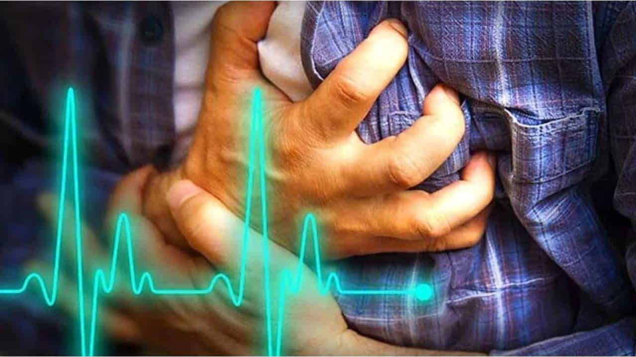 Health Tips: ಚಳಿಗಾಲದಲ್ಲಿ ಎದೆನೋವು ಕಾಣಿಸಿಕೊಂಡರೆ ಈ ಜೀವನಶೈಲಿ ಪಾಲಿಸಿ Health Tips: ಚಳಿಗಾಲದಲ್ಲಿ ಎದೆನೋವು ಕಾಣಿಸಿಕೊಂಡರೆ ಈ ಜೀವನಶೈಲಿ ಪಾಲಿಸಿ