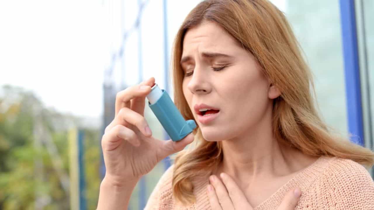 Asthma: ಚಳಿಗಾಲದಲ್ಲಿ ಉಲ್ಬಣಗೊಳ್ಳುವ ಅಸ್ತಮಾ ತಡೆಗಟ್ಟಲು ವೈದ್ಯರ ಸಲಹೆ ಇಲ್ಲಿದೆ Asthma: ಚಳಿಗಾಲದಲ್ಲಿ ಉಲ್ಬಣಗೊಳ್ಳುವ ಅಸ್ತಮಾ ತಡೆಗಟ್ಟಲು ವೈದ್ಯರ ಸಲಹೆ ಇಲ್ಲಿದೆ