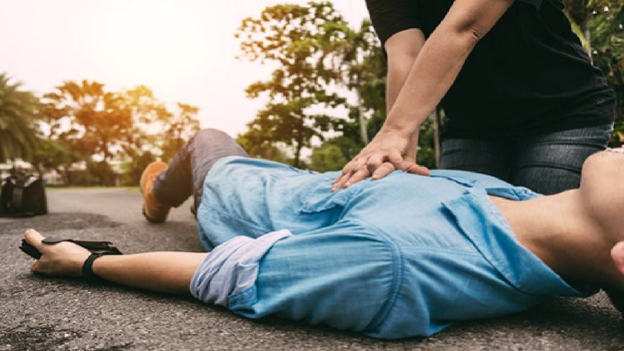 How to Do CPR: ಹಠಾತ್ ಹೃದಯ ಸ್ತಂಭನವಾದ ವ್ಯಕ್ತಿಗೆ ಮೊದಲು ನೀವು ಏನು ಮಾಡಬೇಕು? ತಕ್ಷಣದ ಕ್ರಮಗಳೇನು?