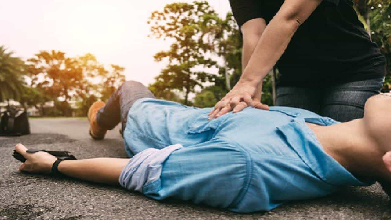 How to Do CPR: ಹಠಾತ್ ಹೃದಯ ಸ್ತಂಭನವಾದ ವ್ಯಕ್ತಿಗೆ ಮೊದಲು ನೀವು ಏನು ಮಾಡಬೇಕು? ತಕ್ಷಣದ ಕ್ರಮಗಳೇನು? How to Do CPR: ಹಠಾತ್ ಹೃದಯ ಸ್ತಂಭನವಾದ ವ್ಯಕ್ತಿಗೆ ಮೊದಲು ನೀವು ಏನು ಮಾಡಬೇಕು? ತಕ್ಷಣದ ಕ್ರಮಗಳೇನು?