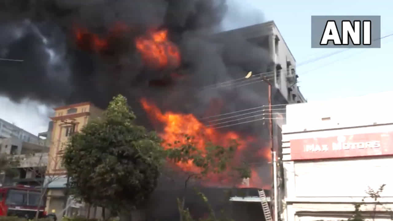 Hyderabad Fire: ಹೈದರಾಬಾದ್ನ ಕಟ್ಟಡವೊಂದರಲ್ಲಿ ಭಾರೀ ಅಗ್ನಿ ಅವಘಡ; ಅಗ್ನಿಶಾಮಕ ದಳ ದೌಡು Hyderabad Fire: ಹೈದರಾಬಾದ್ನ ಕಟ್ಟಡವೊಂದರಲ್ಲಿ ಭಾರೀ ಅಗ್ನಿ ಅವಘಡ; ಅಗ್ನಿಶಾಮಕ ದಳ ದೌಡು