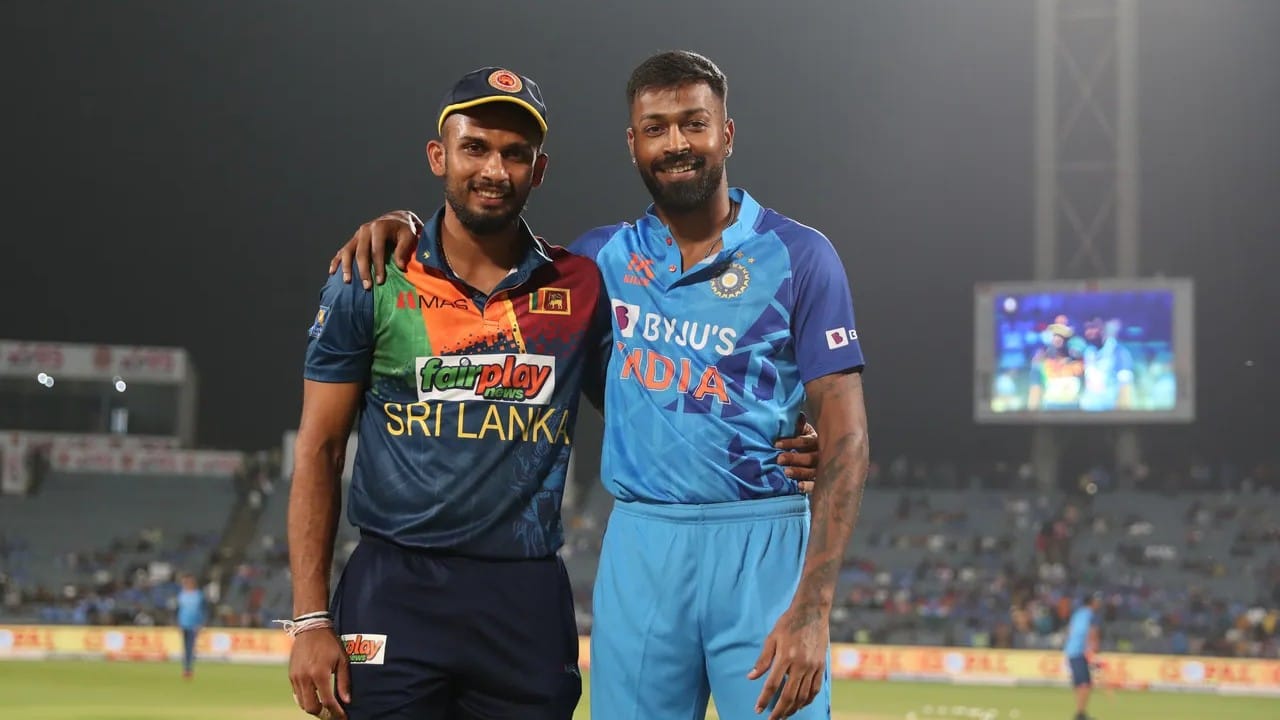 ರಾಜ್ಕೋಟ್ನ ಸೌರಾಷ್ಟ್ರ ಕ್ರಿಕೆಟ್ ಅಸೋಸಿಯೇಷನ್ ಸ್ಟೇಡಿಯಂನಲ್ಲಿ ಶ್ರೀಲಂಕಾ ವಿರುದ್ಧದ 3ನೇ ಟಿ20 ಪಂದ್ಯದಲ್ಲಿ ಟಾಸ್ ಗೆದ್ದಿರುವ ಟೀಮ್ ಇಂಡಿಯಾ ನಾಯಕ ಹಾರ್ದಿಕ್ ಪಾಂಡ್ಯ ಬ್ಯಾಟಿಂಗ್ ಆಯ್ದುಕೊಂಡಿದ್ದಾರೆ.