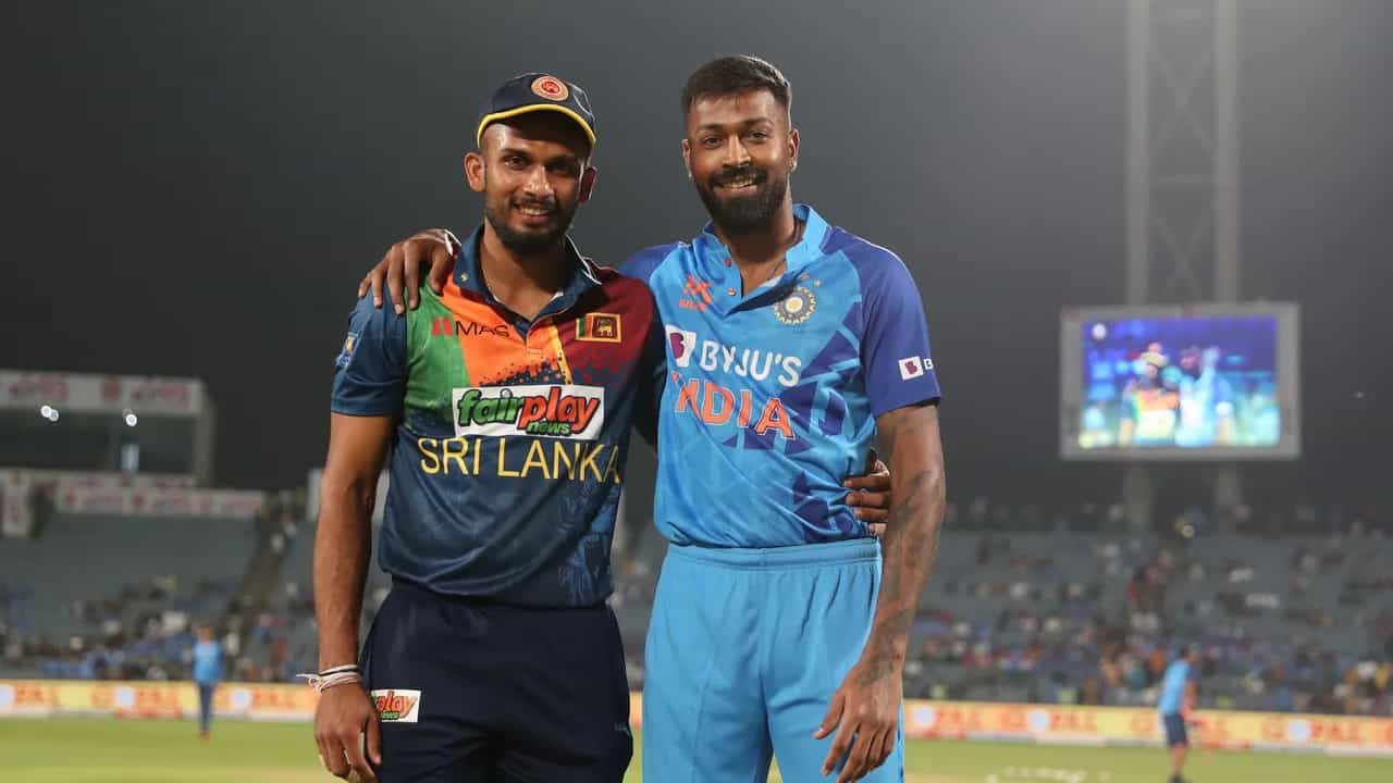 ರಾಜ್ಕೋಟ್ನ ಸೌರಾಷ್ಟ್ರ ಕ್ರಿಕೆಟ್ ಅಸೋಸಿಯೇಷನ್ ಸ್ಟೇಡಿಯಂನಲ್ಲಿ ಶ್ರೀಲಂಕಾ ವಿರುದ್ಧದ 3ನೇ ಟಿ20 ಪಂದ್ಯದಲ್ಲಿ ಟಾಸ್ ಗೆದ್ದಿರುವ ಟೀಮ್ ಇಂಡಿಯಾ ನಾಯಕ ಹಾರ್ದಿಕ್ ಪಾಂಡ್ಯ ಬ್ಯಾಟಿಂಗ್ ಆಯ್ದುಕೊಂಡಿದ್ದಾರೆ.