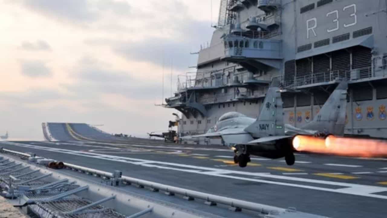 INS Vikramaditya: ಐಎನ್ಎಸ್ ವಿಕ್ರಮಾದಿತ್ಯ ನೌಕಾಯಾನಕ್ಕೆ ಸಿದ್ಧ, ಕಾರವಾರ ನೌಕಾನೆಲೆಯಿಂದ ಹೊರಡಲಿದೆ ವಿಮಾನವಾಹಕ INS Vikramaditya: ಐಎನ್ಎಸ್ ವಿಕ್ರಮಾದಿತ್ಯ ನೌಕಾಯಾನಕ್ಕೆ ಸಿದ್ಧ, ಕಾರವಾರ ನೌಕಾನೆಲೆಯಿಂದ ಹೊರಡಲಿದೆ ವಿಮಾನವಾಹಕ