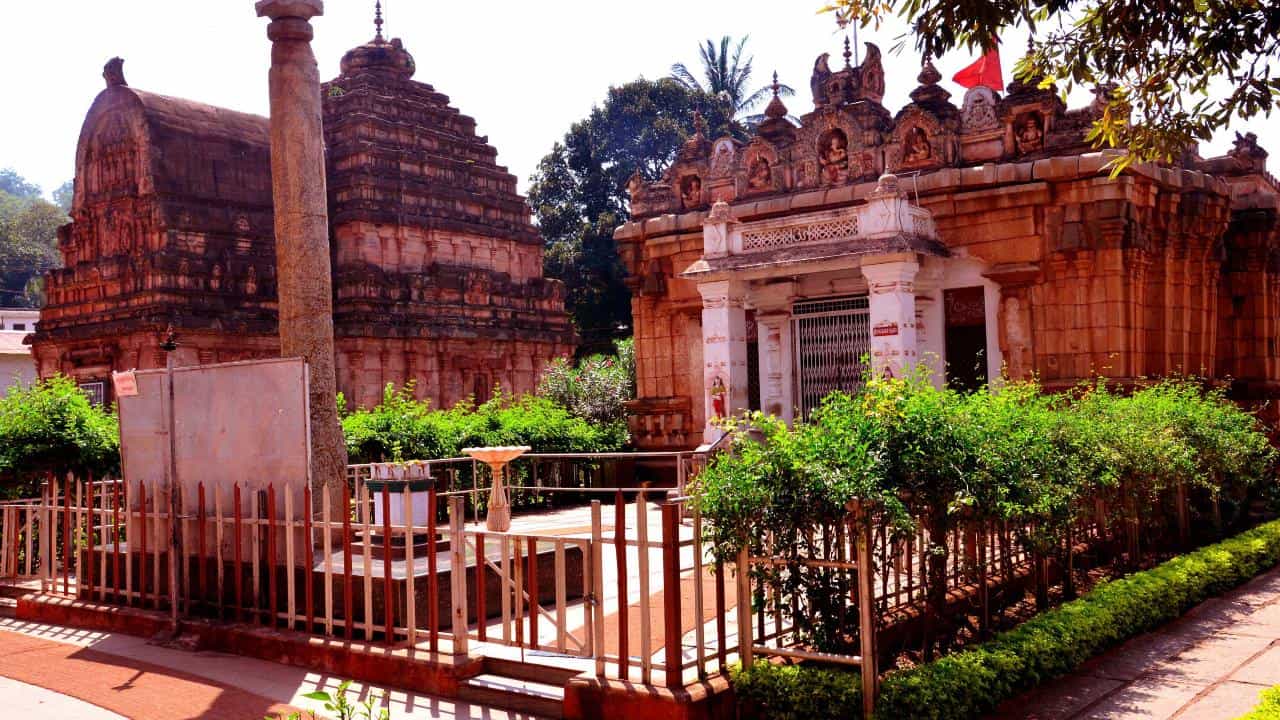 Sandur: ಚಾಲುಕ್ಯರ ಕಾಲದ ಕುಮಾರಸ್ವಾಮಿ ದೇವಸ್ಥಾನದ ಸುತ್ತ ಗಣಿಗಾರಿಕೆ! ಸರ್ಕಾರಕ್ಕೆ ನೋಟಿಸ್ ಜಾರಿ ಮಾಡಿದ ಹೈಕೋರ್ಟ್ Sandur: ಚಾಲುಕ್ಯರ ಕಾಲದ ಕುಮಾರಸ್ವಾಮಿ ದೇವಸ್ಥಾನದ ಸುತ್ತ ಗಣಿಗಾರಿಕೆ! ಸರ್ಕಾರಕ್ಕೆ ನೋಟಿಸ್ ಜಾರಿ ಮಾಡಿದ ಹೈಕೋರ್ಟ್