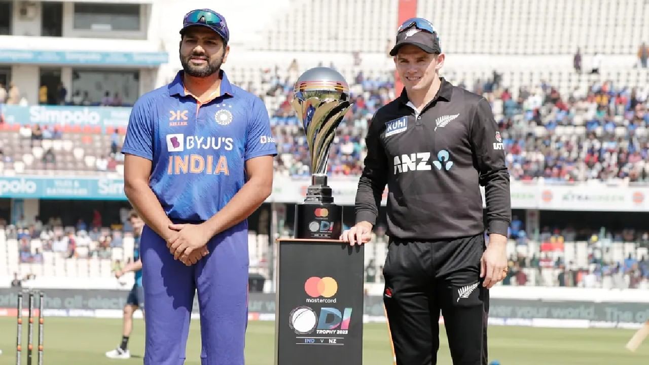 India vs New Zealand 2nd ODI: ರಾಯ್​ಪುರದ ಶಹೀದ್ ವೀರ್ ನಾರಾಯಣ್ ಸಿಂಗ್ ಇಂಟರ್​ನ್ಯಾಷನಲ್ ಸ್ಟೇಡಿಯಂನಲ್ಲಿ ಭಾರತ-ನ್ಯೂಜಿಲೆಂಡ್​ ನಡುವಣ 2ನೇ ಏಕದಿನ ಪಂದ್ಯ ನಡೆಯುತ್ತಿದೆ. ಈ ಪಂದ್ಯದಲ್ಲಿ ಟಾಸ್ ಗೆದ್ದಿರುವ ಟೀಮ್ ಇಂಡಿಯಾ ನಾಯಕ ರೋಹಿತ್ ಶರ್ಮಾ ಬೌಲಿಂಗ್ ಆಯ್ದುಕೊಂಡಿದ್ದಾರೆ.