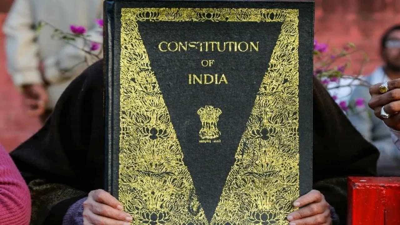 Republic Day Interesting Facts: ಸಂವಿಧಾನವು ಜನವರಿ 26 ರಂದು ಏಕೆ ಜಾರಿಗೆ ಬಂತು, ಭಾರತದ ಸಂವಿಧಾನಕ್ಕೆ ಸಂಬಂಧಿಸಿದ ಆಸಕ್ತಿದಾಯಕ ವಿಷಯಗಳು ಇಲ್ಲಿವೆ Republic Day Interesting Facts: ಸಂವಿಧಾನವು ಜನವರಿ 26 ರಂದು ಏಕೆ ಜಾರಿಗೆ ಬಂತು, ಭಾರತದ ಸಂವಿಧಾನಕ್ಕೆ ಸಂಬಂಧಿಸಿದ ಆಸಕ್ತಿದಾಯಕ ವಿಷಯಗಳು ಇಲ್ಲಿವೆ