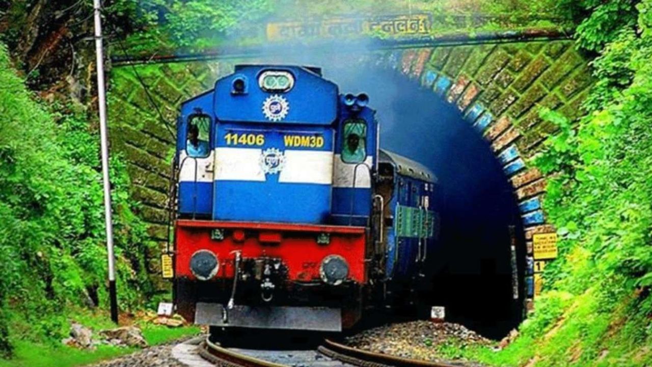 Indian Railway: ಭಾರತೀಯ ರೈಲ್ವೆ ಹೊಂದಿರುವ ಭೂಮಿಯ ವ್ಯಾಪ್ತಿ ಎಷ್ಟು? ಅದು ಅತಿಕ್ರಮಣವನ್ನು ಹೇಗೆ ನಿಭಾಯಿಸುತ್ತದೆ? ಇಲ್ಲಿದೆ ಮಾಹಿತಿ Indian Railway: ಭಾರತೀಯ ರೈಲ್ವೆ ಹೊಂದಿರುವ ಭೂಮಿಯ ವ್ಯಾಪ್ತಿ ಎಷ್ಟು? ಅದು ಅತಿಕ್ರಮಣವನ್ನು ಹೇಗೆ ನಿಭಾಯಿಸುತ್ತದೆ? ಇಲ್ಲಿದೆ ಮಾಹಿತಿ