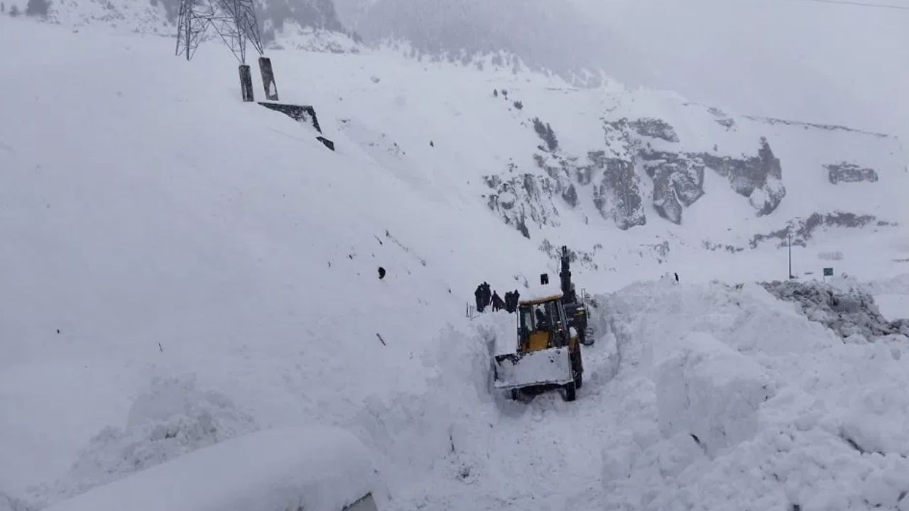 Jammu-Kashmir: ಸೋನಾಮಾರ್ಗ್ನಲ್ಲಿ ಹಿಮದ ಬಿರುಗಾಳಿಗೆ ಮೂವರು ಕಾರ್ಮಿಕರು ಹಿಮ ಸಮಾಧಿ, ಒಂದು ಸಾವು Jammu-Kashmir: ಸೋನಾಮಾರ್ಗ್ನಲ್ಲಿ ಹಿಮದ ಬಿರುಗಾಳಿಗೆ ಮೂವರು ಕಾರ್ಮಿಕರು ಹಿಮ ಸಮಾಧಿ, ಒಂದು ಸಾವು