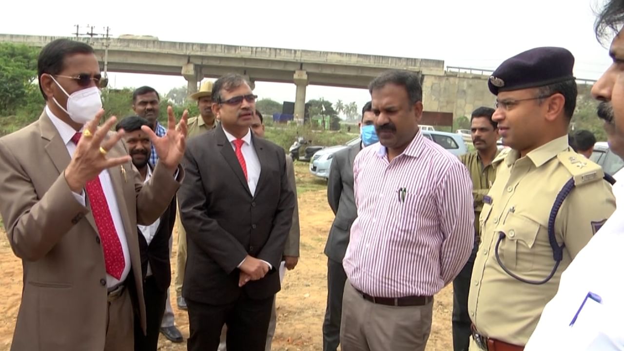 Justice B Veerappa takes broom to clean women college in Chikkaballapur