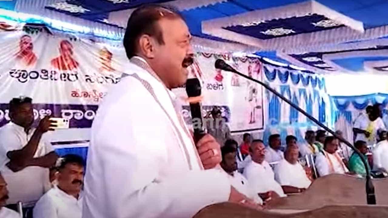 ಕಾರ್ಯಕ್ರಮವೊಂದರಲ್ಲಿ ಸಿದ್ದರಾಮಯ್ಯ ಗುಣಗಾನ ಮಾಡಿದ ಸಚಿವ ಕೆಸಿ ನಾರಾಯಣಗೌಡ ವರಿಷ್ಠರ ಕೆಂಗಣ್ಣಿಗೆ ಗುರಿಯಾಗೋದು ನಿಶ್ಚಿತ ಕಾರ್ಯಕ್ರಮವೊಂದರಲ್ಲಿ ಸಿದ್ದರಾಮಯ್ಯ ಗುಣಗಾನ ಮಾಡಿದ ಸಚಿವ ಕೆಸಿ ನಾರಾಯಣಗೌಡ ವರಿಷ್ಠರ ಕೆಂಗಣ್ಣಿಗೆ ಗುರಿಯಾಗೋದು ನಿಶ್ಚಿತ