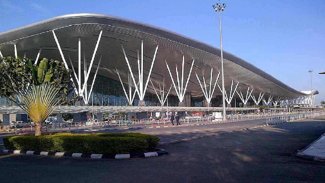 Kempegowda International Airport: ಬೆಂಗಳೂರು ಸೇರಿದಂತೆ ದೇಶದ ಎಲ್ಲಾ ವಿಮಾನ ನಿಲ್ದಾಣಗಳಲ್ಲಿ ಡಿಸಿಎಸ್ ವ್ಯವಸ್ಥೆ ಸ್ಥಗಿತ, ಪ್ರಯಾಣಿಕರ ಪರದಾಟ Kempegowda International Airport: ಬೆಂಗಳೂರು ಸೇರಿದಂತೆ ದೇಶದ ಎಲ್ಲಾ ವಿಮಾನ ನಿಲ್ದಾಣಗಳಲ್ಲಿ ಡಿಸಿಎಸ್ ವ್ಯವಸ್ಥೆ ಸ್ಥಗಿತ, ಪ್ರಯಾಣಿಕರ ಪರದಾಟ