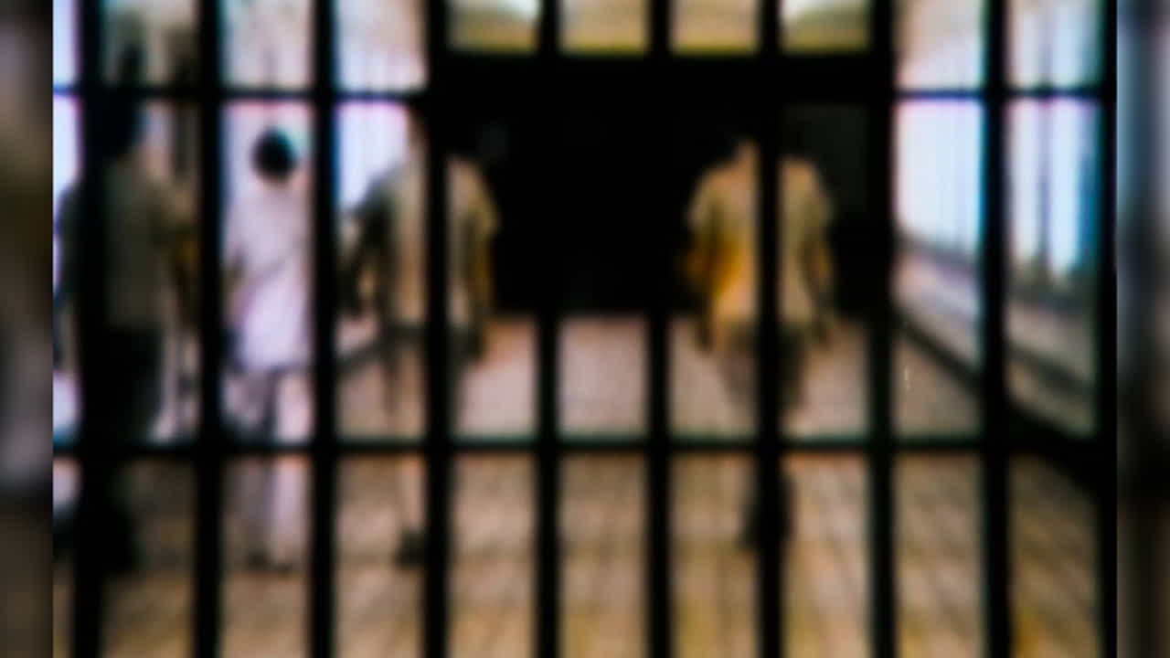 ಕೇರಳ: ತನ್ನ ಅಪ್ರಾಪ್ತ ಮಗಳ ಮೇಲೆ ಅತ್ಯಾಚಾರವೆಸಗಿ ಗರ್ಭಕ್ಕೆ ಕಾರಣವಾದ ವ್ಯಕ್ತಿಗೆ ಮೂರು ಜೀವಾವಧಿ ಶಿಕ್ಷೆ ಕೇರಳ: ತನ್ನ ಅಪ್ರಾಪ್ತ ಮಗಳ ಮೇಲೆ ಅತ್ಯಾಚಾರವೆಸಗಿ ಗರ್ಭಕ್ಕೆ ಕಾರಣವಾದ ವ್ಯಕ್ತಿಗೆ ಮೂರು ಜೀವಾವಧಿ ಶಿಕ್ಷೆ