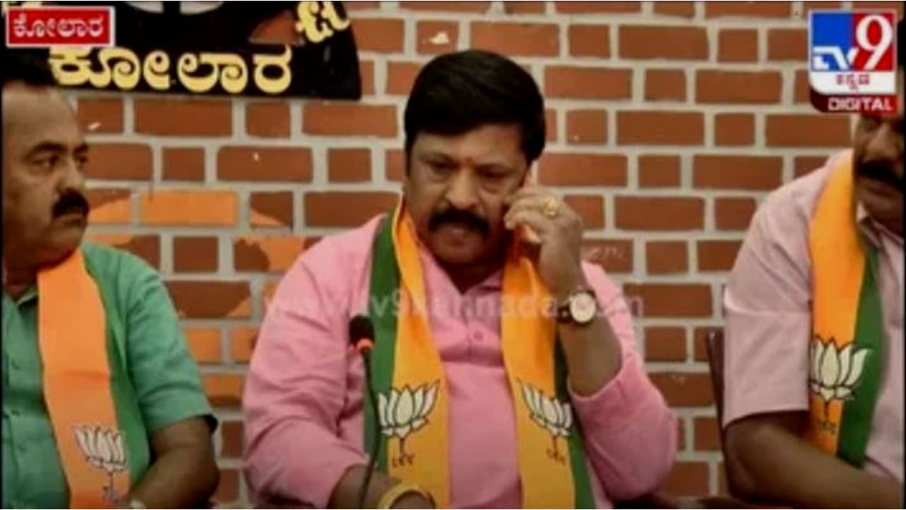 ಹಿಟ್ ವಿಕೆಟ್ ಆದ್ರಾ ವರ್ತೂರು ಪ್ರಕಾಶ್! ಸಿದ್ದರಾಮಯ್ಯ ವಿರುದ್ಧ ಸ್ಪರ್ಧಿಸುವ ಭರದಲ್ಲಿ ಯಡವಟ್ಟು ಮಾಡಿಕೊಂಡ್ರಾ? ಏನದು ಗುಪ್ತ್ ಗುಪ್ತ್ ಮಾತುಕತೆ? ಹಿಟ್ ವಿಕೆಟ್ ಆದ್ರಾ ವರ್ತೂರು ಪ್ರಕಾಶ್! ಸಿದ್ದರಾಮಯ್ಯ ವಿರುದ್ಧ ಸ್ಪರ್ಧಿಸುವ ಭರದಲ್ಲಿ ಯಡವಟ್ಟು ಮಾಡಿಕೊಂಡ್ರಾ? ಏನದು ಗುಪ್ತ್ ಗುಪ್ತ್ ಮಾತುಕತೆ?
