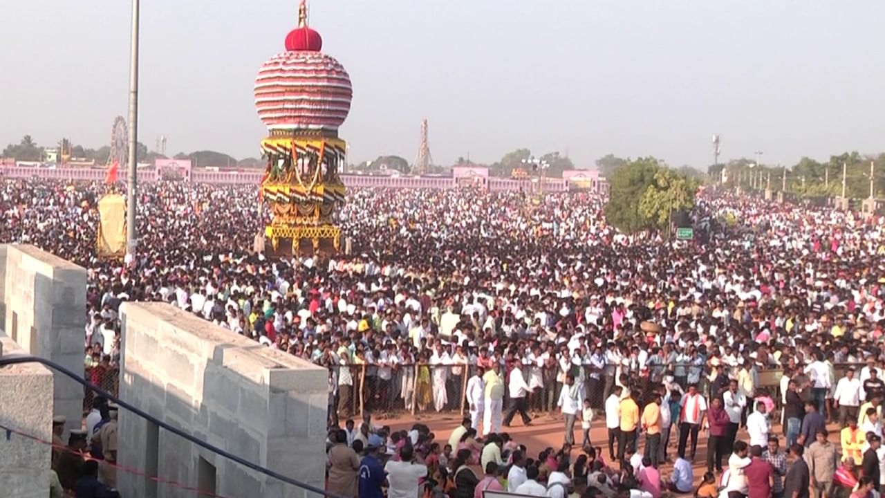 ಈ ಬಾರಿಯೂ ಸುಮಾರು 10 ಎಕರೆ ವಿಶಾಲವಾದ ಪ್ರದೇಶದಲ್ಲಿ ಪೆಂಡಾಲ್ ಹಾಕಿ ಪ್ರಸಾದ ವ್ಯವಸ್ಥೆ ಮಾಡಲಾಗಿತ್ತು. ‌ಈ ಭಾರಿ 15 ಲಕ್ಷಕ್ಕೂ ಹೆಚ್ಚು ರೊಟ್ಟಿ, 7 ಲಕ್ಷ ಶೇಂಗಾ ಹೋಳಿಗೆ, 270 ಕ್ವಿಂಟಾಲ್ ತುಪ್ಪದ ಜೊತೆಗೆ ಅನ್ನ ಸಾರು ಕೂಡಾ ಇತ್ತು. 