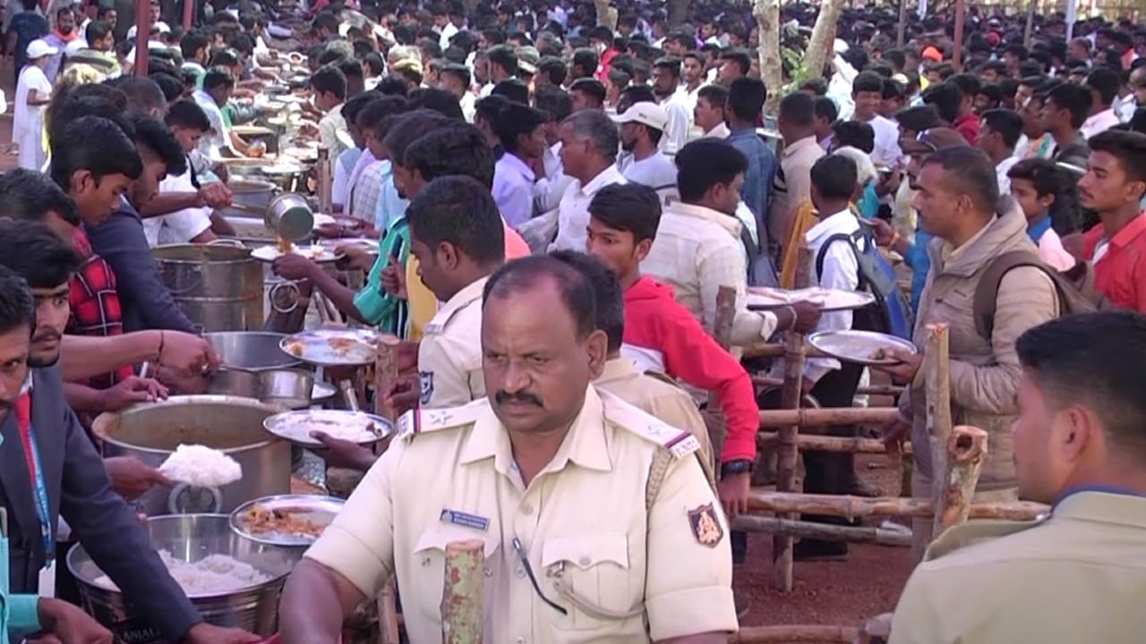 ಜನಸಾಗರದ ಮಧ್ಯೆ ಅದ್ದೂರಿ ರಥೋತ್ಸವ-  ಕಣ್ಣು ಹಾಯಿಸಿದಷ್ಟು ಜನ ಸಾಗರ. ಕತ್ತು ತಿರುಗಿಸಿದಷ್ಡು ಕಾಣ್ತಿರೋ ಭಕ್ತಪ್ರವಾಹ..ಯಸ್ ಜಾತ್ರೆ ಅಂದ್ರೆ ಇದು.‌ ಜನಸಾಗರ ಅಂದ್ರೆ  ಇದೇ ಇರಬೇಕು. 
