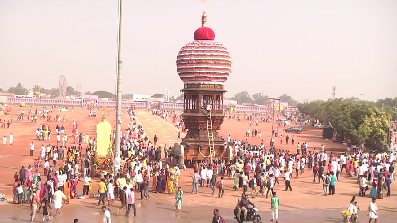 ರಥೋತ್ಸವ ಮುಗಿದು ಕತ್ತಲಾದ್ರು ಮಠದ ಆವರದಣದಲ್ಲಿ ಮಾತ್ರ ಭಕ್ತರ ಸಂಖ್ಯೆ ಮಾತ್ರ ಕಡಿಮೆಯಾಗಿರಲಿಲ್ಲ. ಯಾಕೆಂದ್ರೆ ಮಠದಿಂದ ಕೈಲಾಸ ಮಂಟಪದಲ್ಲಿ ವಿವಿಧ ಸಾಂಸ್ಕೃತಿಕ ಕಾರ್ಯಕ್ರಮ ಹಾಗೂ ದೇಶದ ನಾನಾ ಸಾಧಕರಿಗೆ ಸನ್ಮಾನ ಕಾರ್ಯಕ್ರಮ ಹಮ್ಮಿಕೊಳ್ಳಲಾಗಿತ್ತು. 