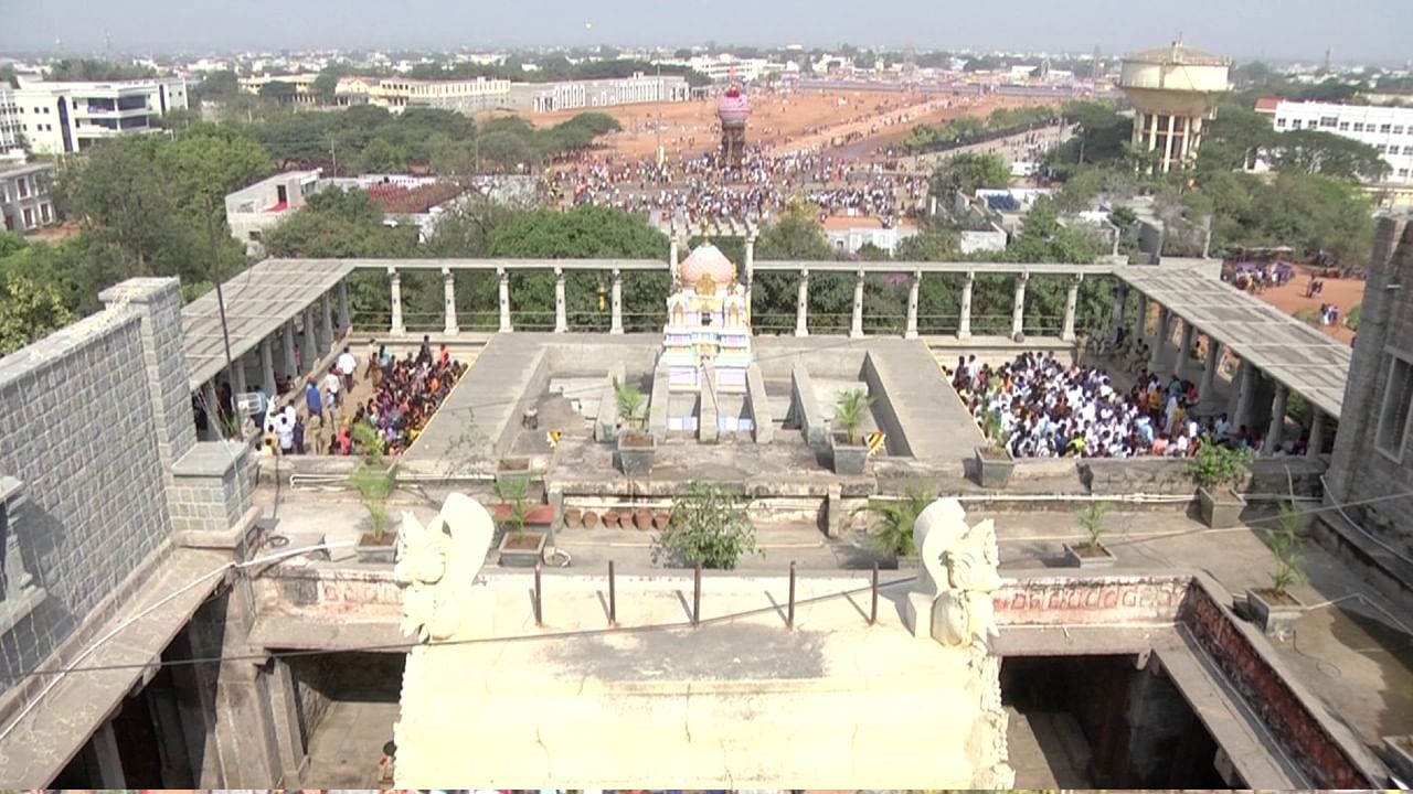  ಅತ್ತ ರಥೋತ್ಸವವಕ್ಕೆ ಚಾಲನೆ ನೀಡ್ತಿದ್ದಂತೆ ಇತ್ತ ಭಕ್ತಗಣ ಮಧ್ಯೆ ರಥ ಮುನ್ನಡೆಯಿತು.