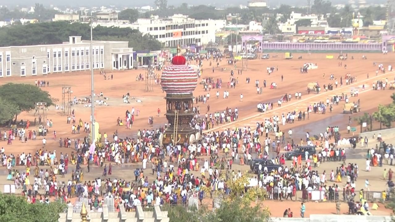 ಅಂದಾಜು ನಾಲ್ಕು ಲಕ್ಷಕ್ಕಿಂತಲೂ ಹೆಚ್ಚು ಸೇರಿದ್ದ ಭಕ್ತ ಸಮೂಹ ನೋಡಿ ರಥೋತ್ಸವಕ್ಕೆ ಚಾಲನೆ ನೀಡೋಕೆ ಬಂದಿದ್ದ ಇಶಾ ಫೌಂಡೇಶನ್ ನ ಸದ್ಗುರು ಜಗ್ಗಿ ವಾಸುದೇವ ಅವರೇ ಮೂಕವಿಸ್ಮಿತರಾಗಿದ್ದರು.
