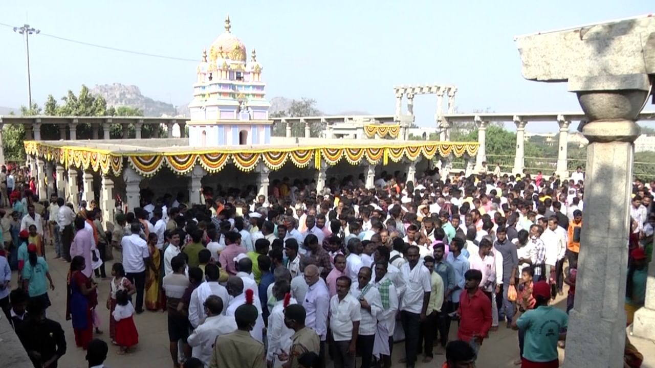 ಅದು ದಕ್ಷಿಣ ಭಾರತದ ಕುಂಭ ಮೇಳವೆಂದೇ ಪ್ರಸಿದ್ದಿ ಪಡೆದ ಜಾತ್ರೆ. ಕರಾಳ ಕೊರೊನಾದಿಂದಾಗಿ ಎರಡು ವರ್ಷದಿಂದ ಬಹಳ ಸರಳವಾಗಿ ಜಾತ್ರೆ ಮಾಡಲಾಗಿತ್ತು.‌ ಆದ್ರೆ ಈ ಬಾರಿ 6 ಲಕ್ಷ  ಭಕ್ತಸಾಗರ ಸೇರಿ ಅದ್ದೂರಿ ಜಾತ್ರೆ ಮಾಡೋ ಮೂಲಕ ಗತವೈಭವನ್ನ ಮರಕಳಿಸುವಂತೆ ಮಾಡಿದೆ. ಅದ್ದೂರಿಯಾಗಿ ನೆರವೇರಿದ ಕೊಪ್ಪಳದ ಗವಿಮಠ ಜಾತ್ರೆಯಲ್ಲಿ ಲಕ್ಷಾಂತರ ಭಕ್ತಸಾಗರ ಪಾಲ್ಗೊಂಡಿತ್ತು.