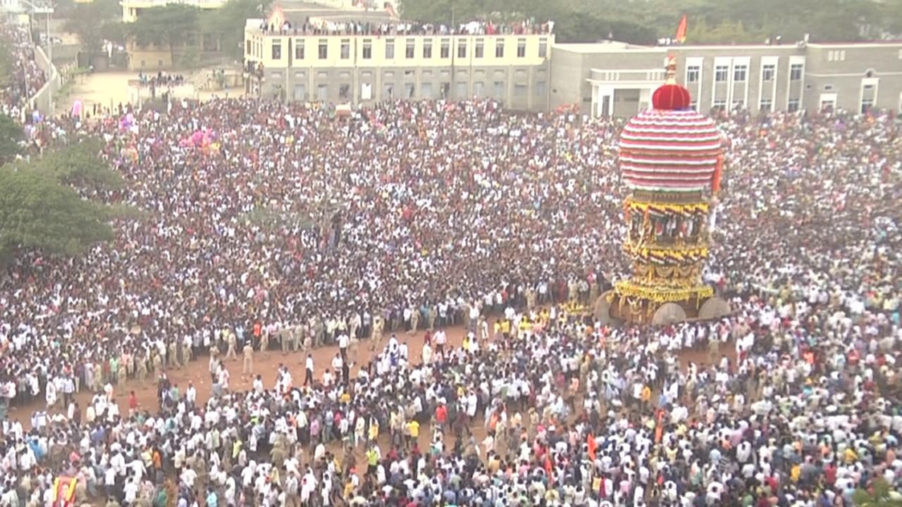 ಸಂಜೆ ವೇಳೆಗೆ ಜನಪ್ರವಾಹವೇ ಸೇರಿತ್ತು. ನೆರೆದಿದ್ದ ಭಕ್ತ ಸಾಗದದ ಮಧ್ಯೆ ಗವಿಮಠದ ಅಭಿನವ ಗವಿಸಿದ್ದೇಶ್ವರ ಶ್ರೀಗಳು ಶಿರ ಭಾಗುತ್ತಿದ್ದಂತೆ ಭಕ್ತಗಣದ ಕರತಾಡನ ಮುಗಿಲು ಮುಟ್ಟಿತ್ತು.
