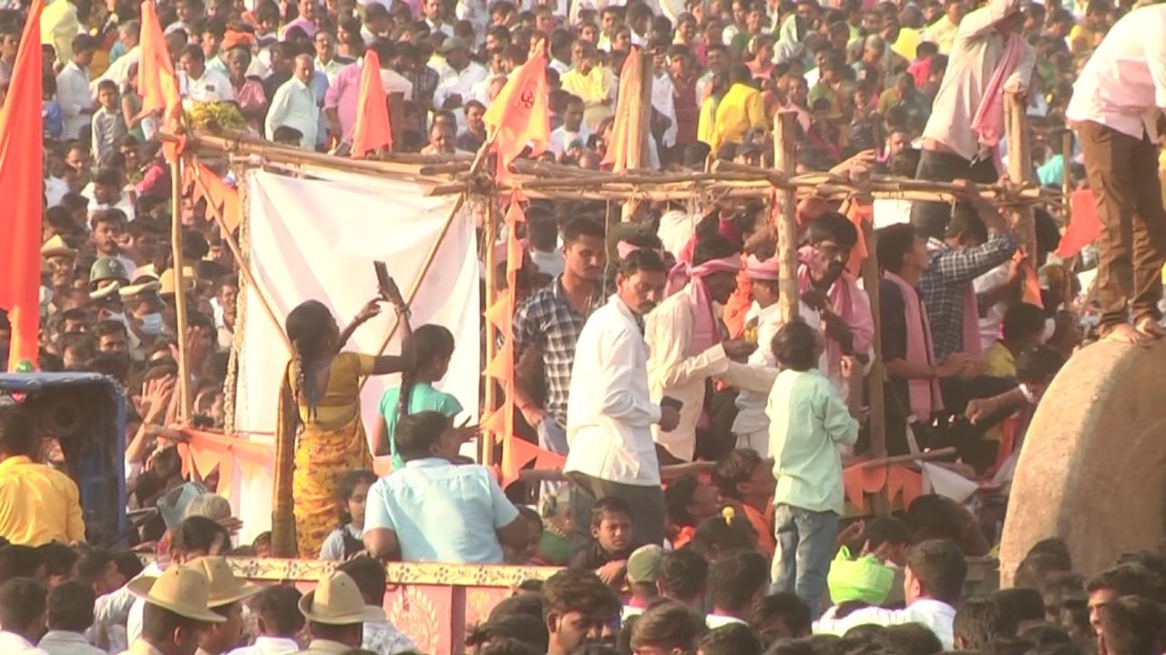 ಇನ್ನು ಗವಿಮಠದ ಅಭಿನವ ಗವಿಸಿದ್ದೇಶ್ವರ ಶ್ರೀಗಳು ವೇದಿಕೆಗೆ ಬರುತ್ತಿದ್ದಂತೆ ನೆರೆದಿದ್ದ ಭಕ್ತದ ಸಾಗರದ ಕರತಾಡನ ಮುಗಿಲು ಮುಟ್ಟಿತ್ತು. ಬಳಿಕ ಸರಿಯಾಗಿ ಸಂಜೆ 5.30ಕ್ಕೆ ಆಧ್ಯಾತಿಕ ಚಿಂತಕ, ಸದ್ಗುರು ಜಗ್ಗಿ ವಾಸುದೇವ ಧ್ವಜಾರೋಹಣ ಮಾಡೋ ಮೂಲಕ ರಥೋತ್ಸವವಕ್ಕೆ ಚಾಲನೆ ನೀಡಿದ್ರು...