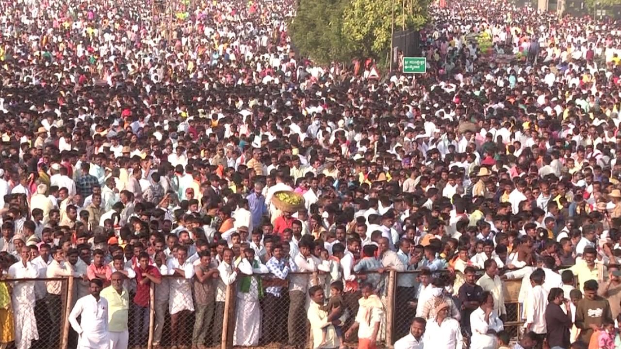 ಈ ಬಾರಿಯೂ ಸುಮಾರು 10 ಎಕರೆ ವಿಶಾಲವಾದ ಪ್ರದೇಶದಲ್ಲಿ ಪೆಂಡಾಲ್ ಹಾಕಿ ಪ್ರಸಾದ ವ್ಯವಸ್ಥೆ ಮಾಡಲಾಗಿತ್ತು. ‌ಈ ಭಾರಿ 15 ಲಕ್ಷಕ್ಕೂ ಹೆಚ್ಚು ರೊಟ್ಟಿ, 7 ಲಕ್ಷ ಶೇಂಗಾ ಹೋಳಿಗೆ, 270 ಕ್ವಿಂಟಾಲ್ ತುಪ್ಪದ ಜೊತೆಗೆ ಅನ್ನ ಸಾರು ಕೂಡಾ ಇತ್ತು. 