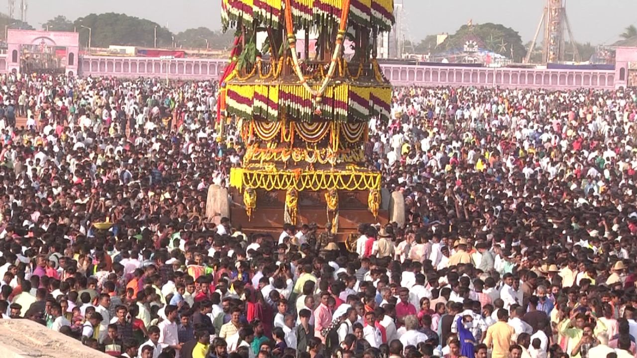 ಈ ಬಾರಿಯೂ ಸುಮಾರು 10 ಎಕರೆ ವಿಶಾಲವಾದ ಪ್ರದೇಶದಲ್ಲಿ ಪೆಂಡಾಲ್ ಹಾಕಿ ಪ್ರಸಾದ ವ್ಯವಸ್ಥೆ ಮಾಡಲಾಗಿತ್ತು. ‌ಈ ಭಾರಿ 15 ಲಕ್ಷಕ್ಕೂ ಹೆಚ್ಚು ರೊಟ್ಟಿ, 7 ಲಕ್ಷ ಶೇಂಗಾ ಹೋಳಿಗೆ, 270 ಕ್ವಿಂಟಾಲ್ ತುಪ್ಪದ ಜೊತೆಗೆ ಅನ್ನ ಸಾರು ಕೂಡಾ ಇತ್ತು. 